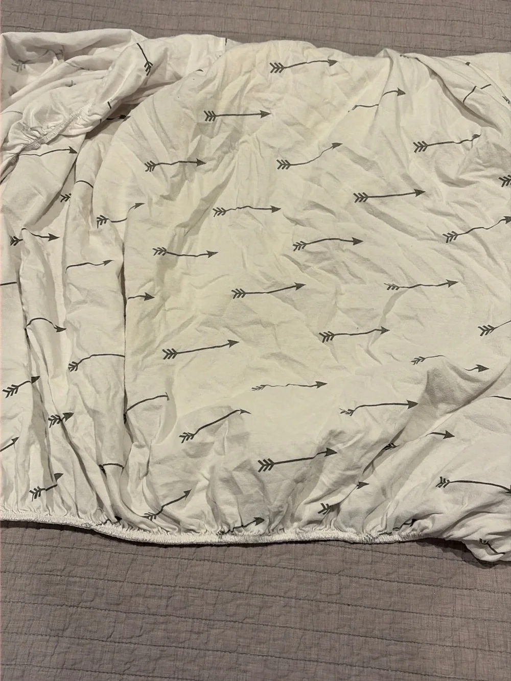 White Crib Fitted Sheet with Gray Arrow Print
